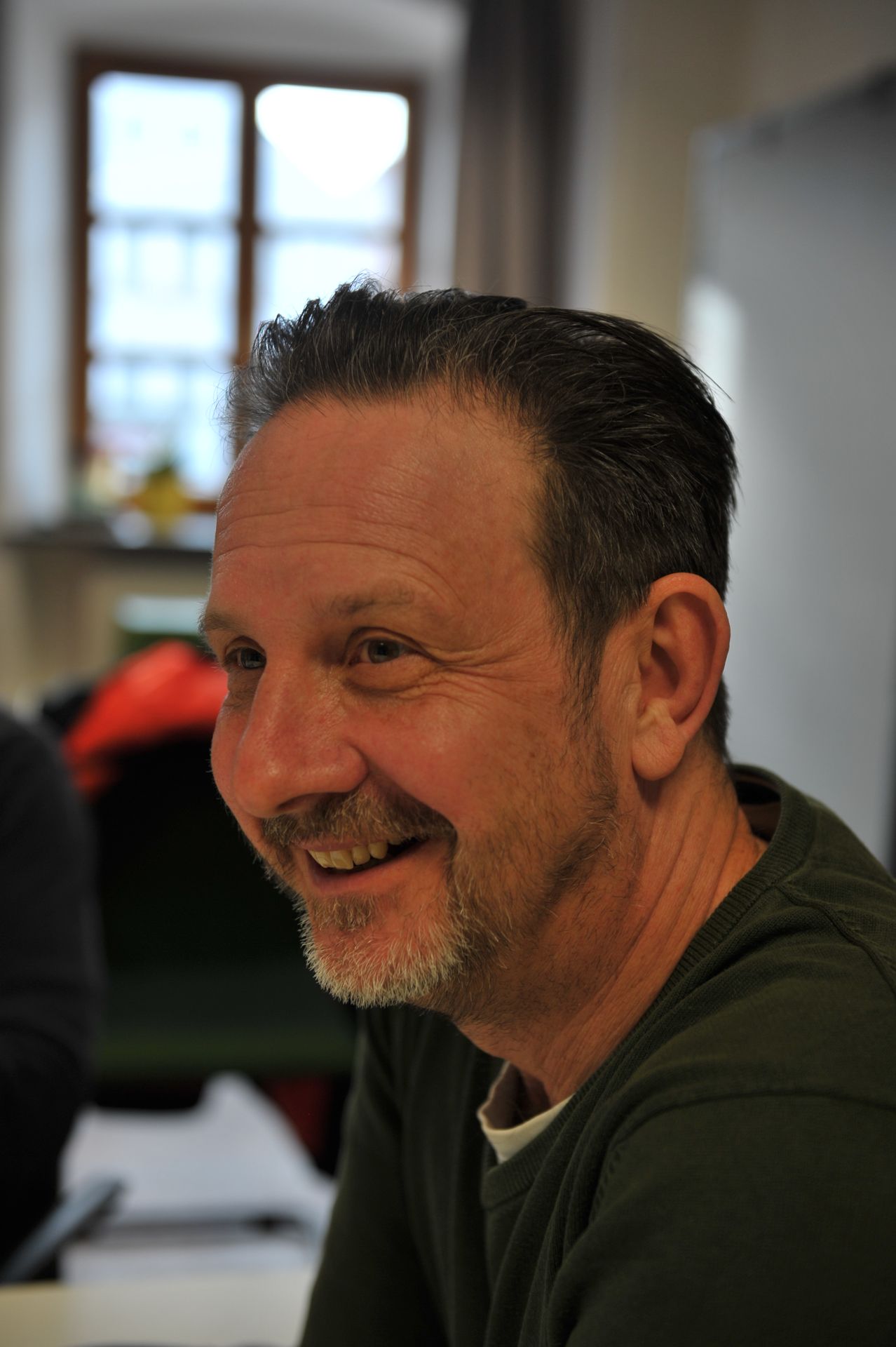 Klaus Obermaier, ein Mann mittleren Alters mit schwarzen Haaren.