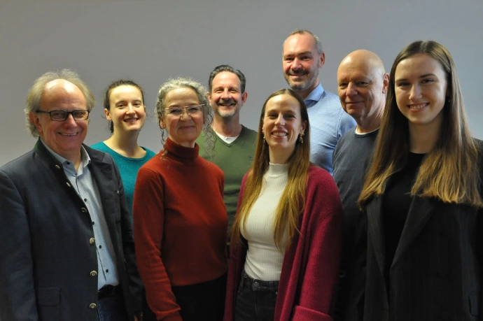 Das Team von ZamWirken, bestehend aus vier Frauen und vier Männern.
